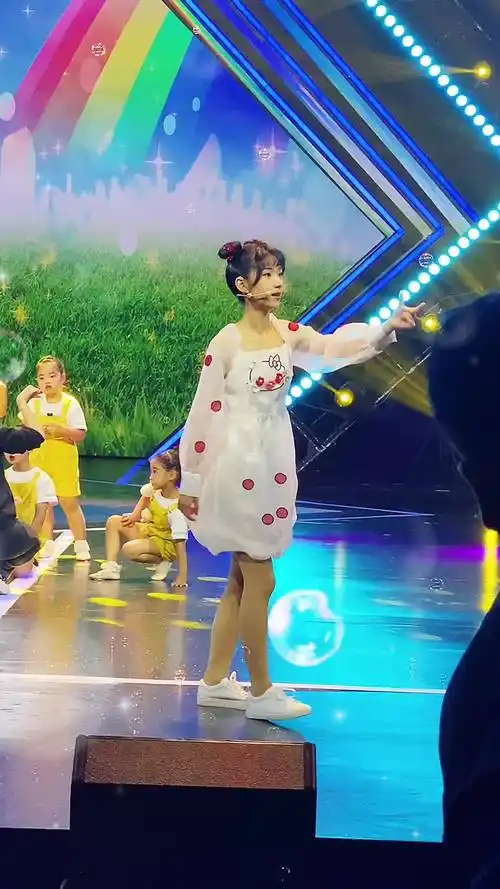 唱着唱着就长大女孩妈妈多希望你永远这么开心李昕融当然要拍照记