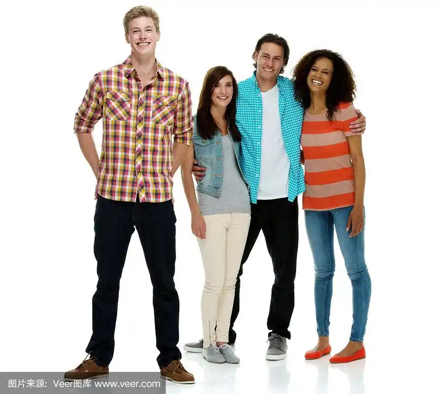 四个人微笑着站在一起