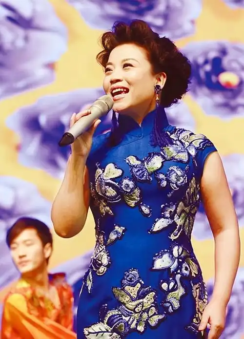 55岁民歌皇后张也:单身22年无婚无子,与男闺蜜相伴21年却不结婚