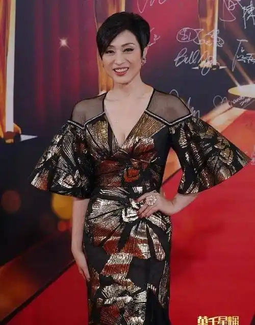 tvb这一夜,年轻女星各有各的性感,我却被56岁的陈法蓉惊艳_女王