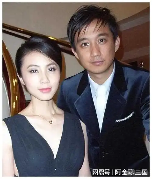 孙莉被黄磊追到手的时候才17岁,看了旧照后,才知道黄磊有多幸