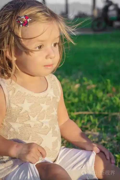 小女孩高兴地微笑