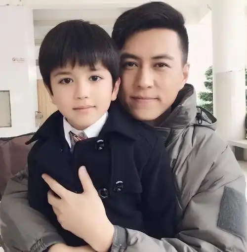 回顾演员靳东:在父母离异的阴影下长大,离过婚的女人更应该被爱