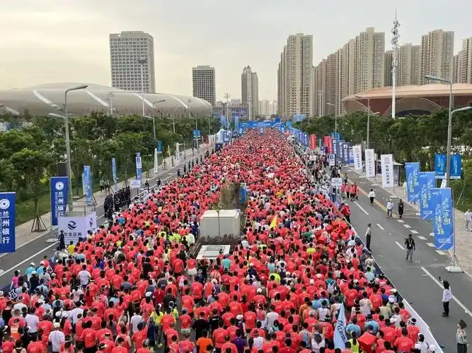 2023兰州马拉松在兰州奥体中心鸣枪开跑