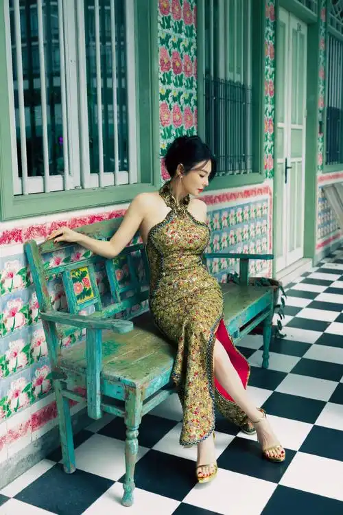 张雨绮挂脖旗袍##张雨绮用蚌壳当手包