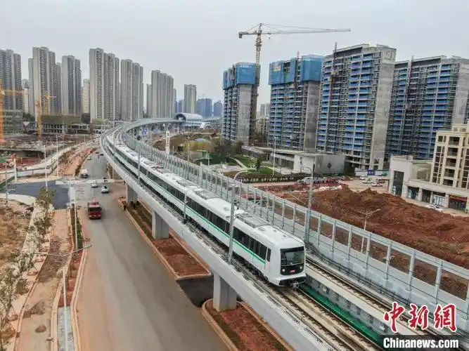 图为无人机航拍一辆地铁4号线列车行驶在高架桥上. 刘力鑫 摄