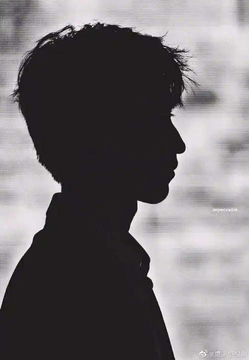 最美影子照大赛#王俊凯 王源 易烊千玺 剪影小合集~这身形这侧颜适