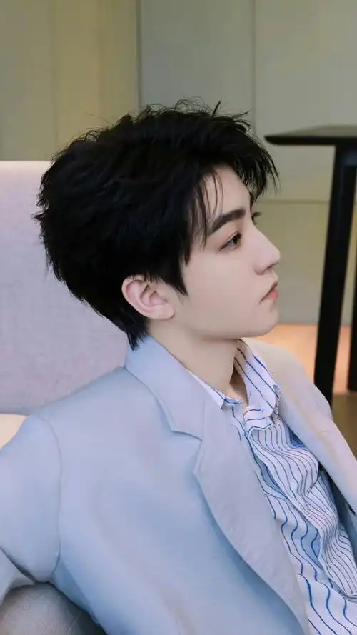 王俊凯与掉落的金桔#王俊凯最新一组活动造型图,浅色西服套装搭涛纹