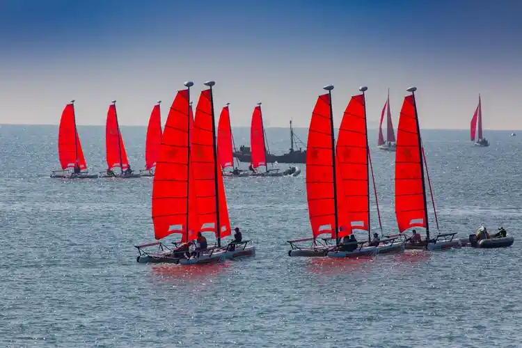 2020年10月2日,拍摄于河北省秦皇岛市海港区,表现了国庆帆船