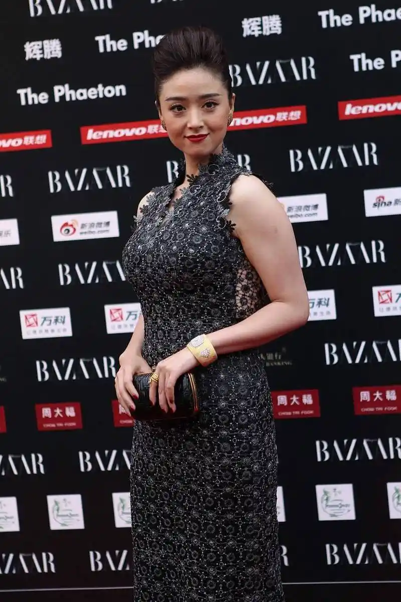 蒋欣130斤,大肚腩麒麟臂  新疆美人蒋欣属于微胖女星  但她胃口又特别