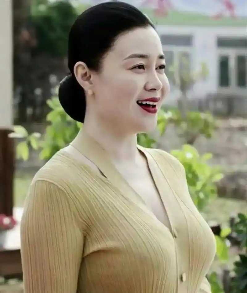 关婷娜是一个40岁的单身女性,她的身材令人难以置信,圆润的身材和丰满