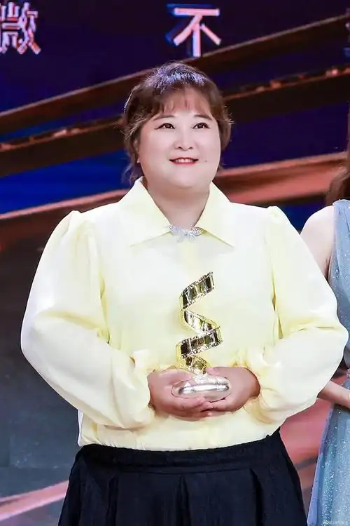 资料显示,贾玲出生于1982年的湖北,毕业于中戏.