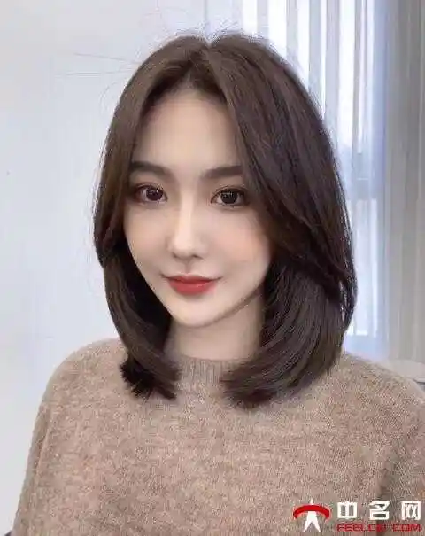 衫,搭配同款长裤帅气亮相活动现场,与活动主题相呼应,黑色直发披肩