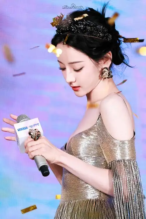 花海中的迪丽热巴##迪丽热巴花儿与少年