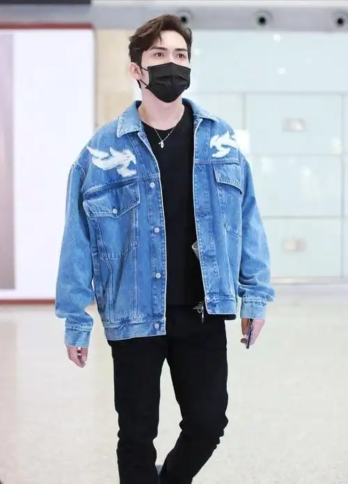 张彬彬牛仔外套穿得随意内搭一身黑男友力爆棚活力满满