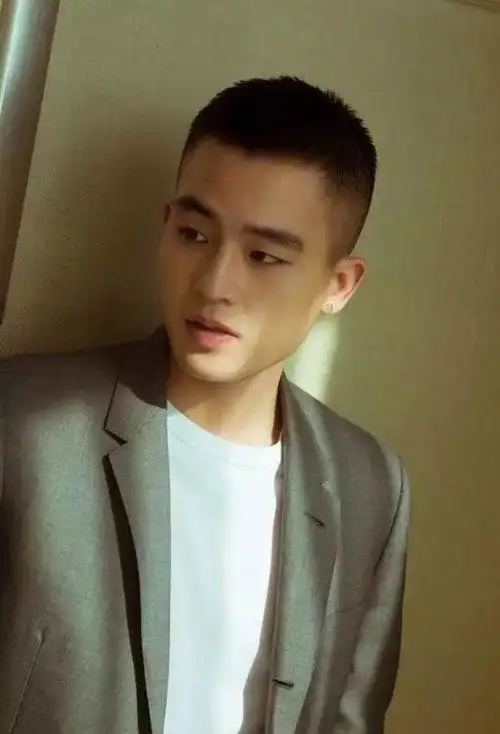 高颜值男生最适合的板寸短发型 简约新潮显示帅气度的超短发