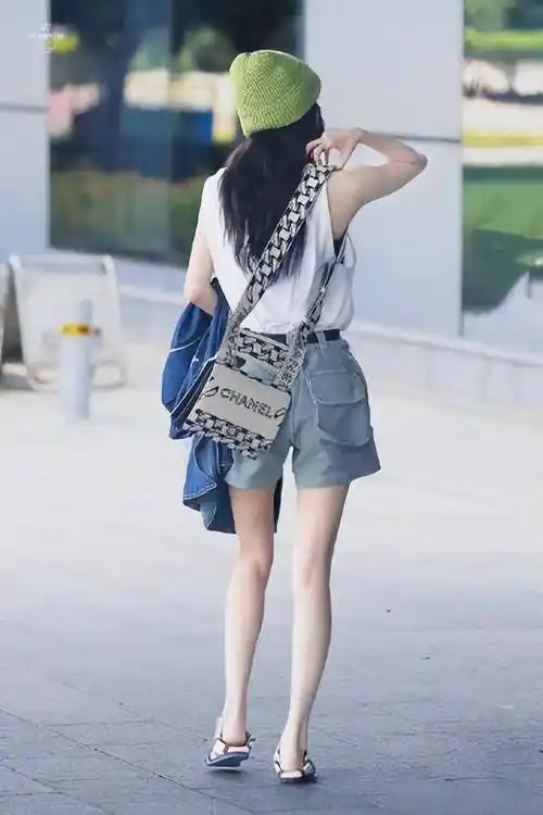 杨幂今日机场私服穿搭,绿色点缀,适合夏日的清凉穿搭_牛油果_短裤
