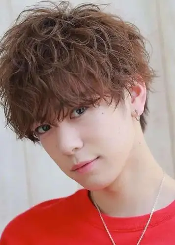 男生帅爆款小卷烫发大全高人气的短烫头发演示