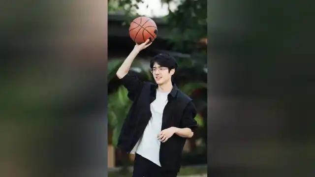 很难不心动!刘昊然与好友打篮球被拍,打完骑摩托回家超帅气