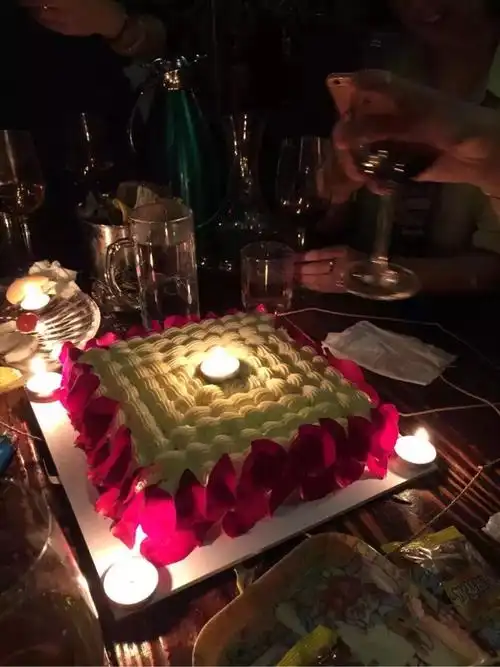 订的蛋糕竟然忘买蜡烛,还好酒吧老板给我们拿来了店里的蜡烛,也美美的