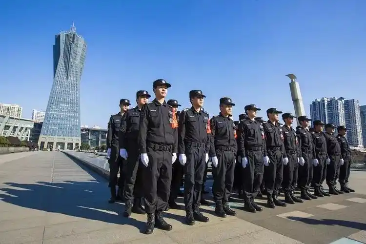 为保下城平安他这身警服穿了整整32年