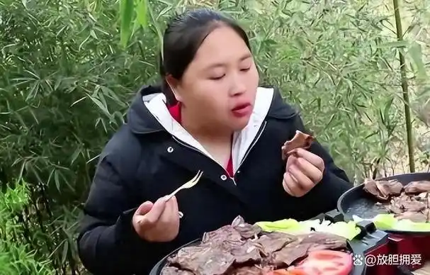 陈说美食的胖妹,以其诚实直率的吃播风格迅速赢得了网络观众的喜爱和