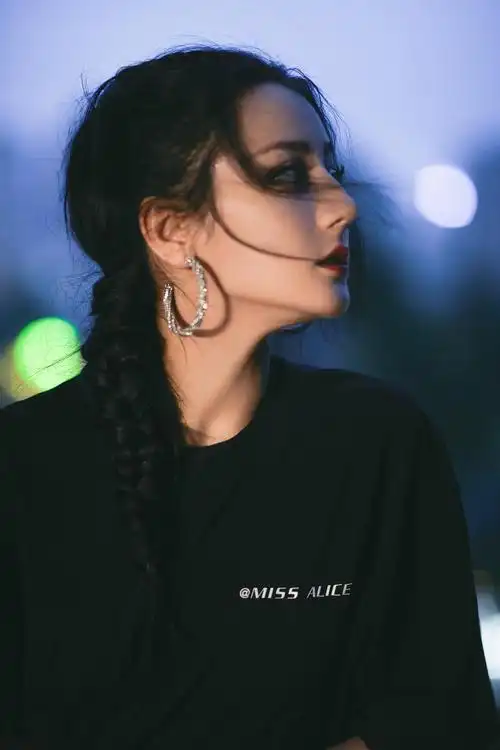 迪丽热巴时尚酷飒写真