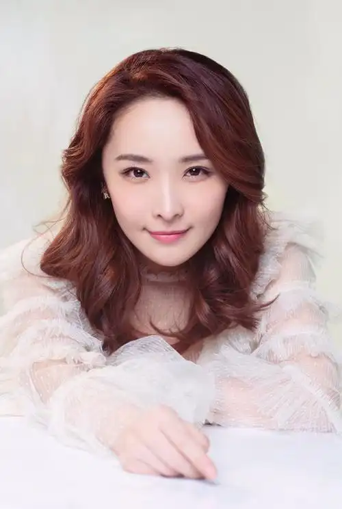 李曼生日写真来袭温暖笑容诠释知性优雅