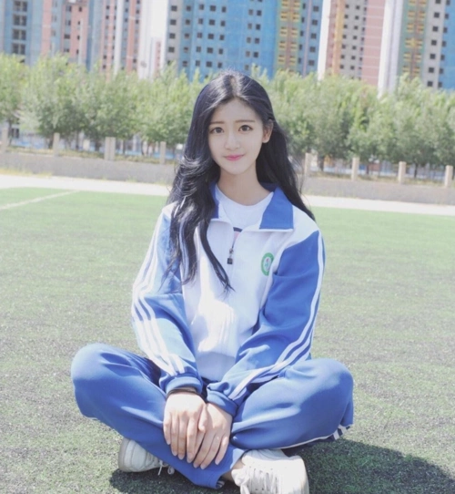 青葱岁月的学校生活,初中校花好似没长开,大学校花惊艳了时光