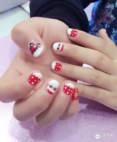 圆形可爱红白美甲图片