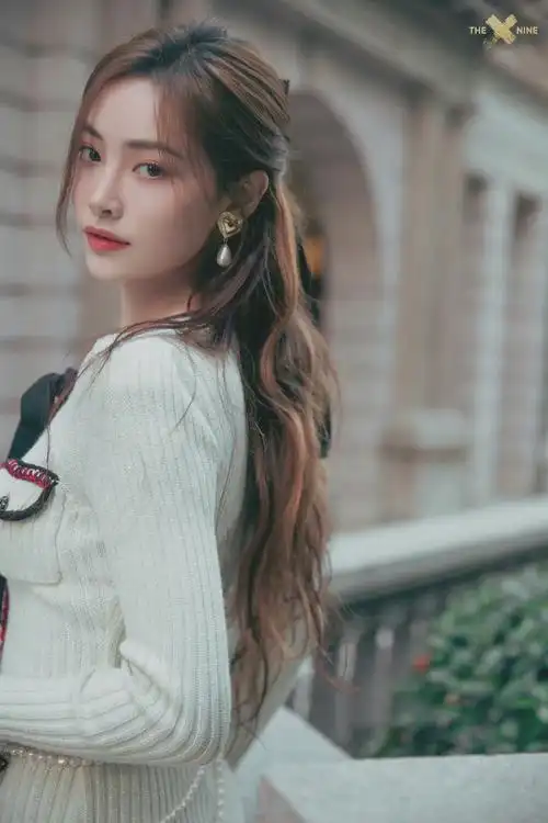 许佳琪今日活动造型图 白色针织蝴蝶连衣裙 微长卷发……_高清图集