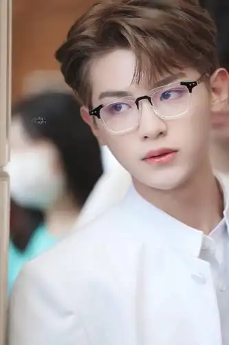 黄明昊密室大逃脱上班饭拍民国风服装现代风眼镜混搭出彩