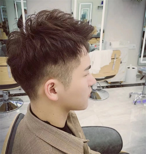 定位烫的好处是可以增大发根的蓬松度;改善发型顶部轮廓;调整修饰发根