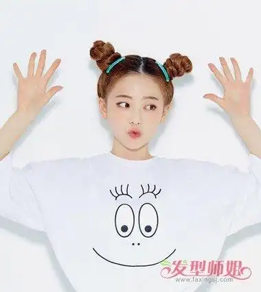 女生中分双扎丸子头发型