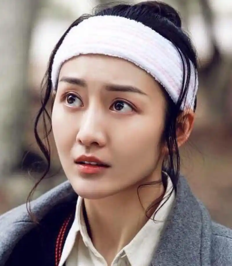 素颜的王鸥看起来比较憔悴, 但是瓜子脸,高挺的鼻子,双眼皮还是看得很