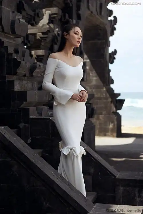 大长腿张馨予裸色长裙是宅男们最爱的女神