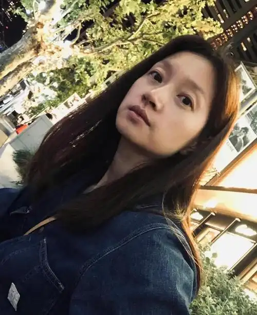 朱亚文带着老婆去了家夜店,抱着沈佳妮胳膊,一副很是亲昵样子