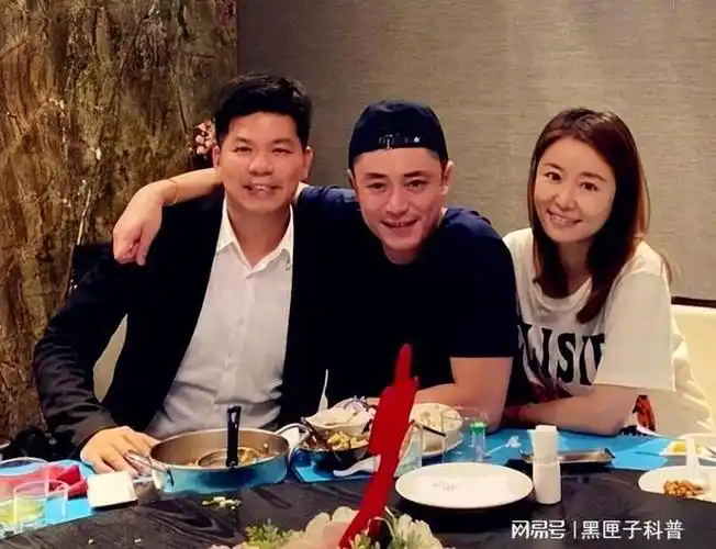 林心如为爸爸举办生日宴,老公霍建华招呼亲朋好友,全家福曝光