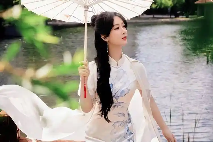 当杨紫穿旗袍撞上柳岩,终于知道了纯情美与时尚美的差距有多大!