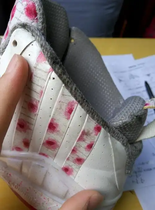 篮球鞋脏了,因为骑自行车的时候滑倒齿轮上的脏东西,洗的掉吗!