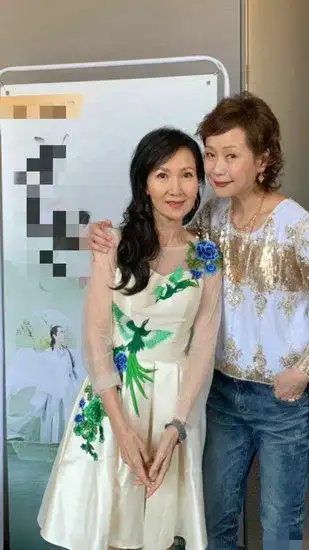 陈美琪晒与叶童亲密合影 一个优雅一个帅气