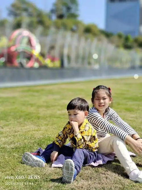 背靠背,姐弟俩,生活好伙伴.