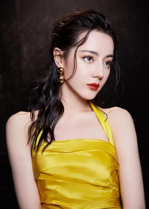 迪丽热巴湿发造型写真明艳迷人