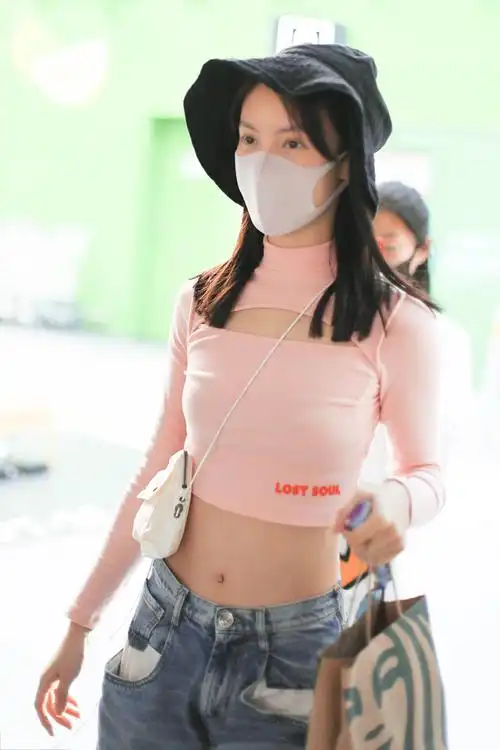 金晨太彪了!大冷天穿露脐装秀小蛮腰,但身材却像个小女孩