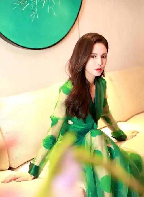 54岁李若彤状态真好,一身皮衣套装潇洒帅气,短发造型超减龄