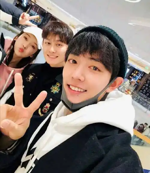 《陈情令》私下合影,王一博居然不是最抢眼的!_肖战_颜杀_战战