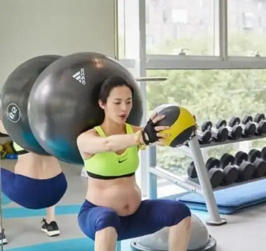 张歆艺孕期浮肿,挺7个月孕肚游泳,明星为消肿也是花样百出_网易订阅