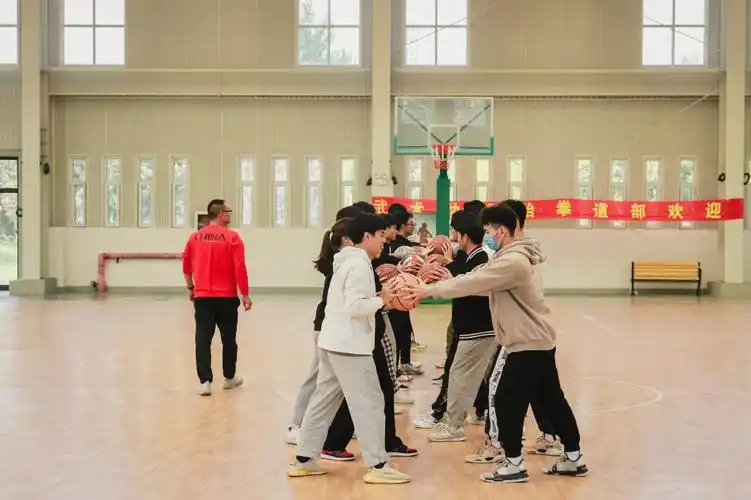 体育教学部举行篮球公开课观摩活动-烟台理工学院(原烟台大学文经学院