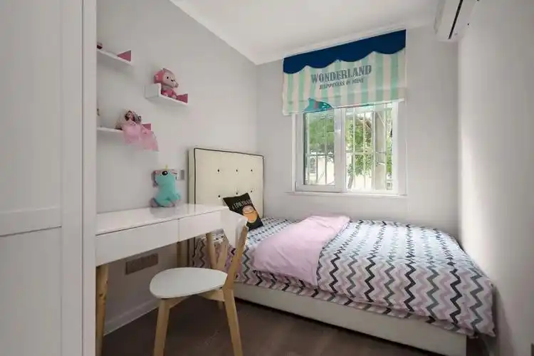 同样是77㎡,厨房压缩紧邻卧室空间,三房住起来很舒适