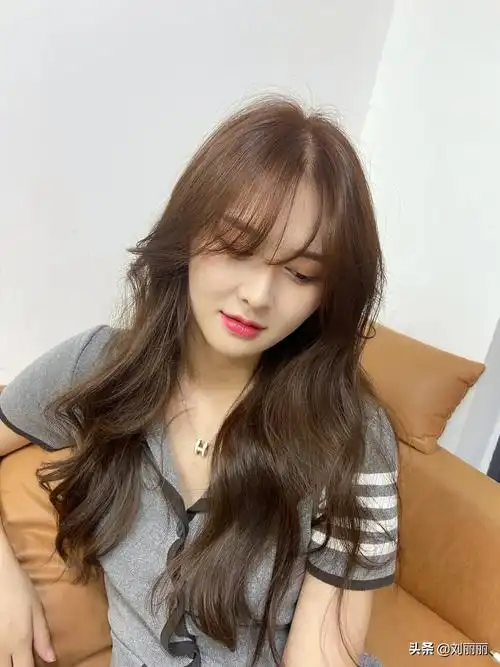 长发是大多数女性都比较钟爱的发型,也是最容易打造出女神范的.